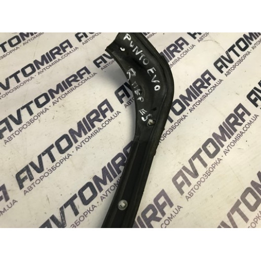 Уплотнитель дверей передних правых Fiat Punto 2005-2018 51864557